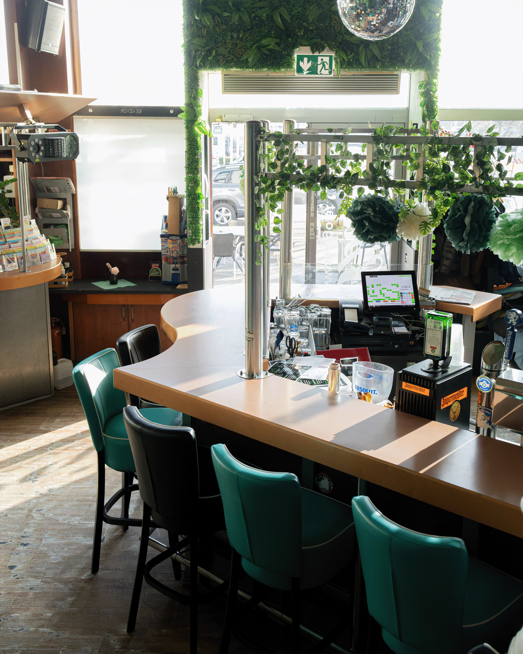 Spargo Bar mit Pflanzen und Discokugel