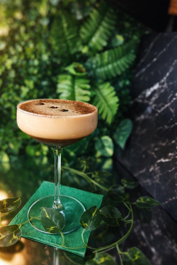 Espresso Martini vor der Pflanzenwand im Spargo