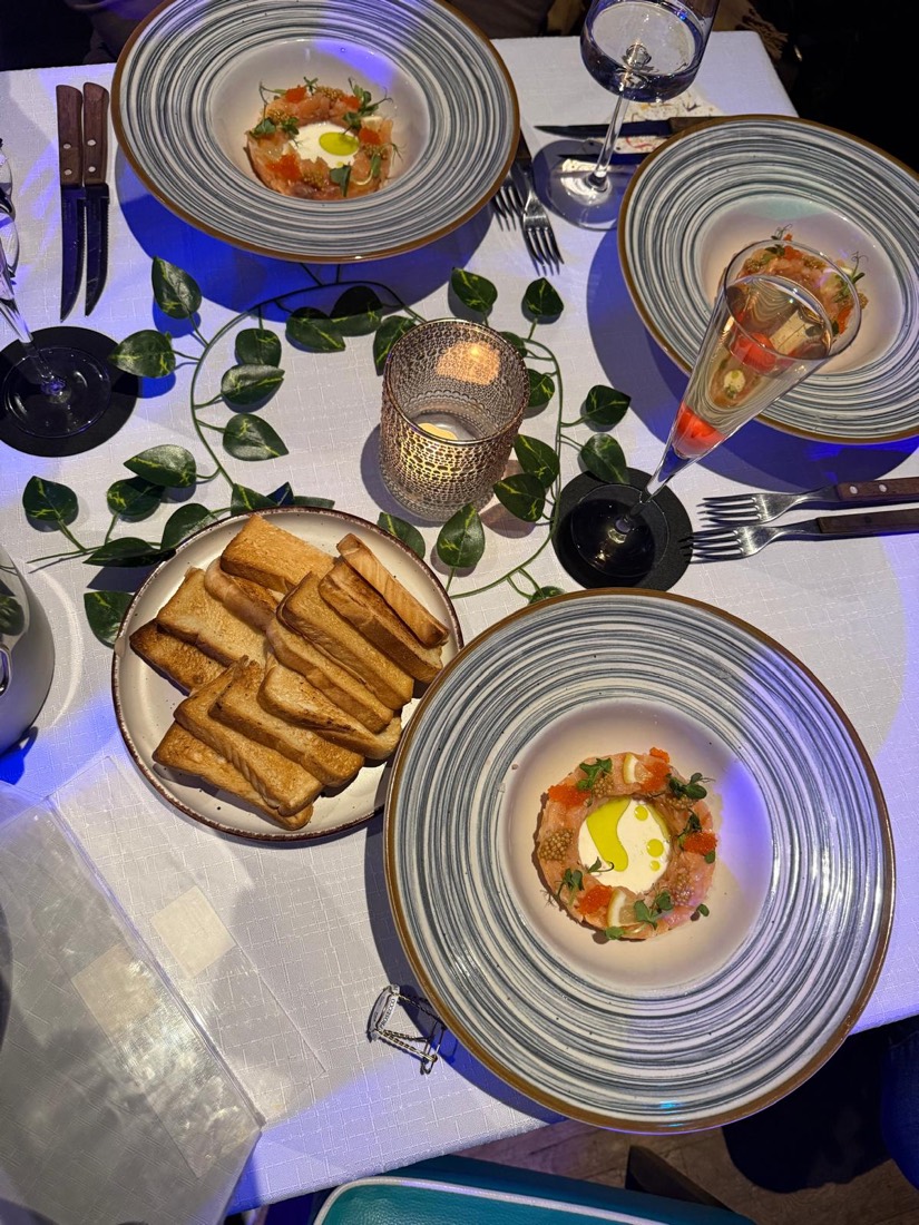 Gebratenes Fischfilet auf Gemüsesalat mit Zitrone