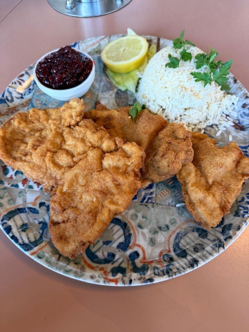 Paniertes Schnitzel mit Reis, Zitrone und Cranberrys