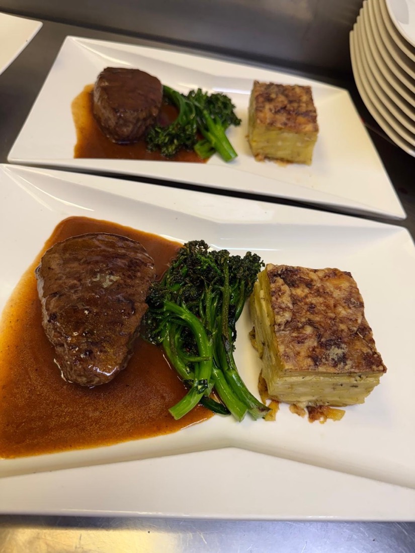 Steak mit Jus, Brokkolini und Kartoffelgratin